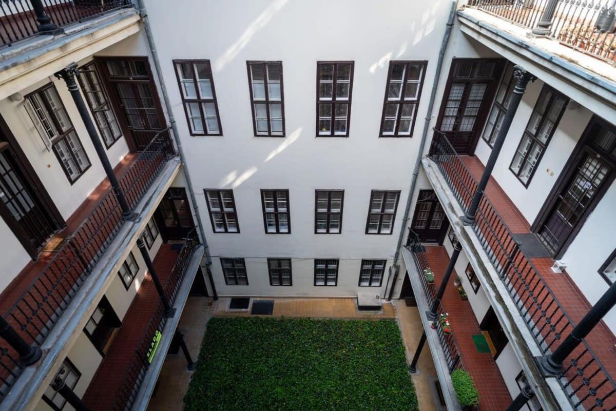 Lovely Downtown Apartment Close To The Basilica Budapest Eksteriør billede